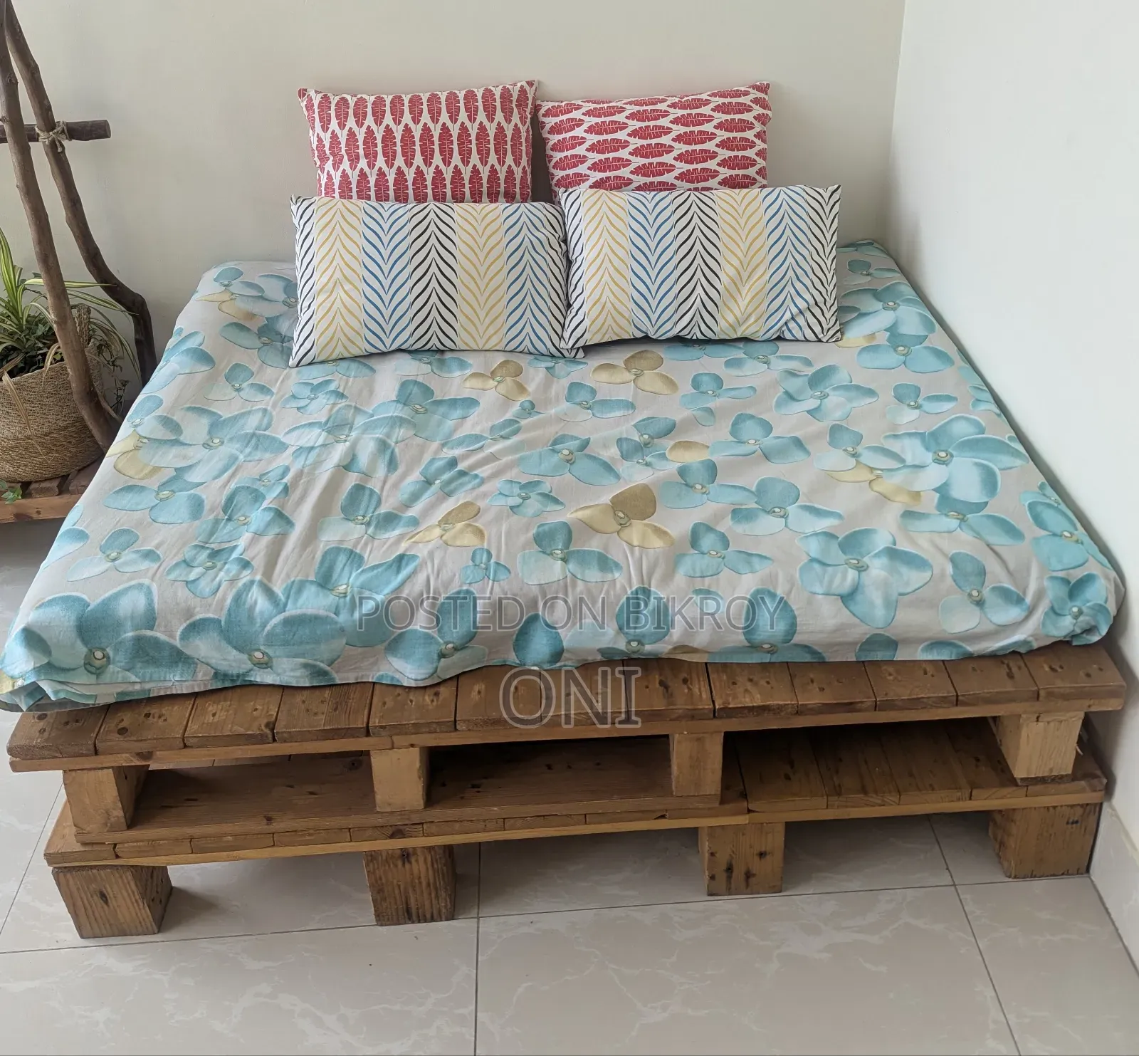 Chouki/ Wooden Pallet / Semi Double Bed