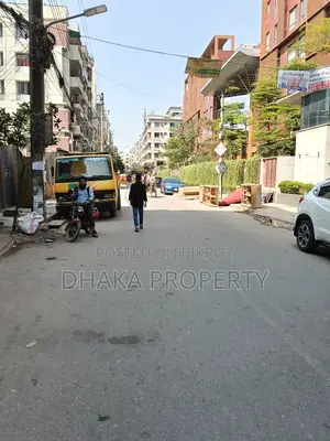 50ft Road, 5 Katha Lake Park North at Sector-11
