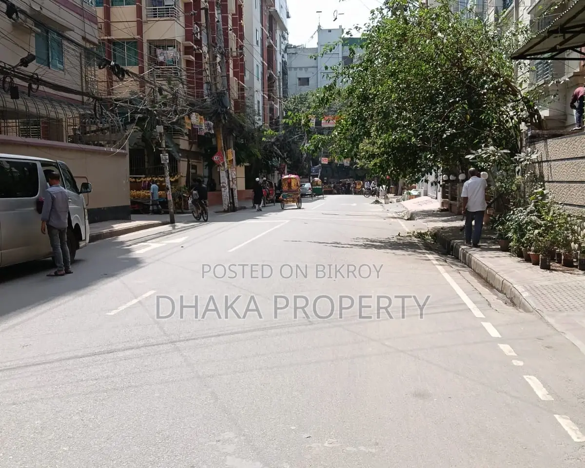 50ft Road, 5 Katha Lake Park North at Sector-11