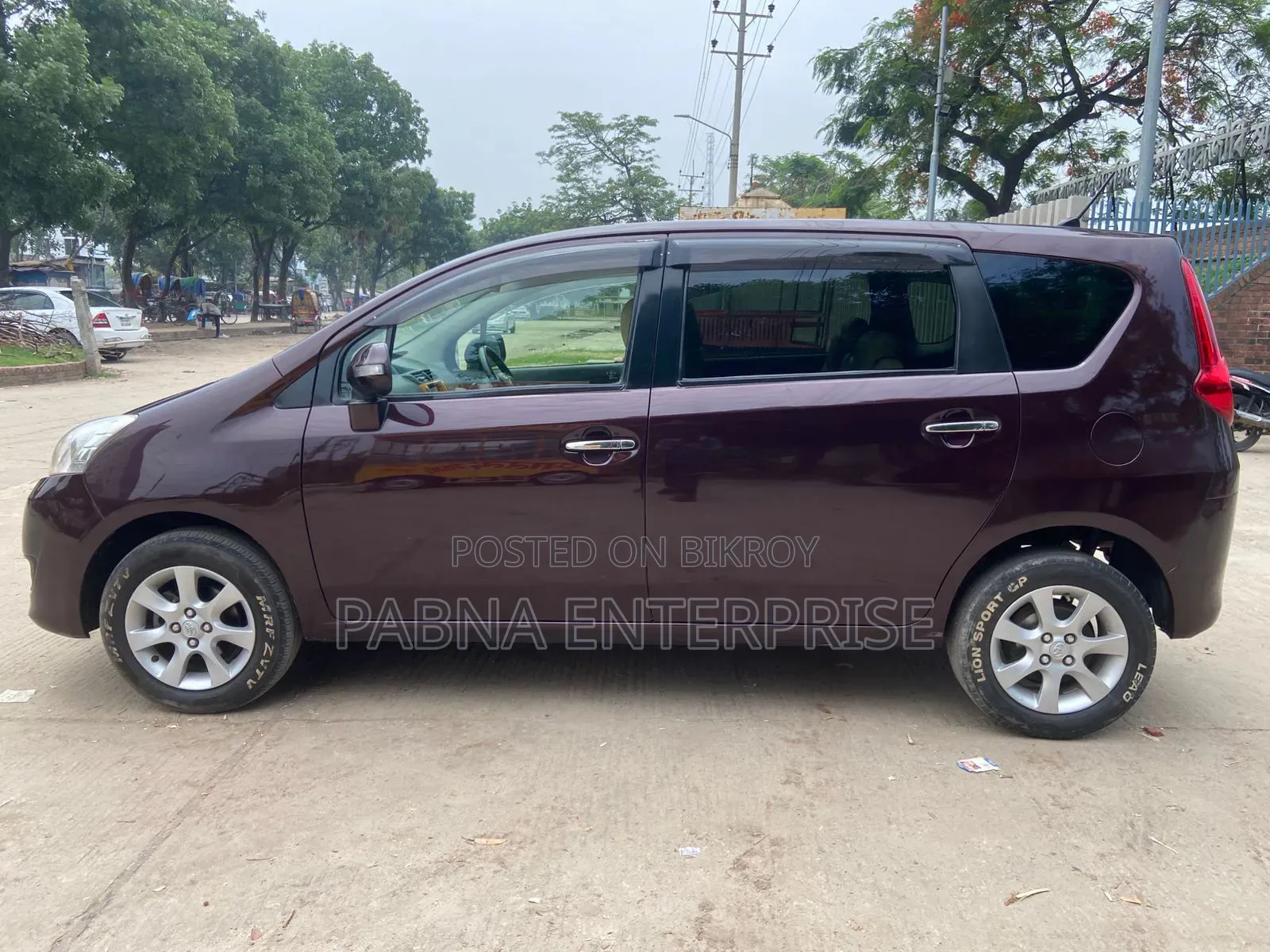 Toyota Passo Sette 2010 Maroon