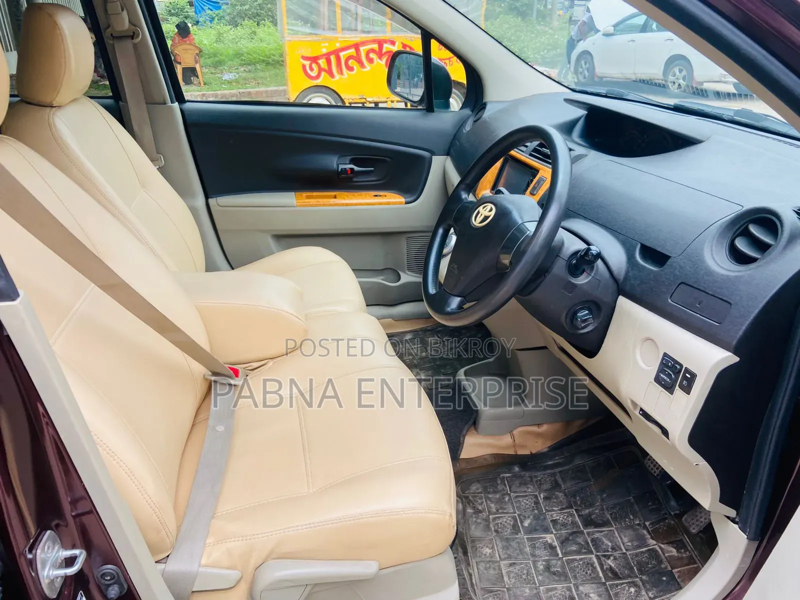 Toyota Passo Sette 2010 Maroon
