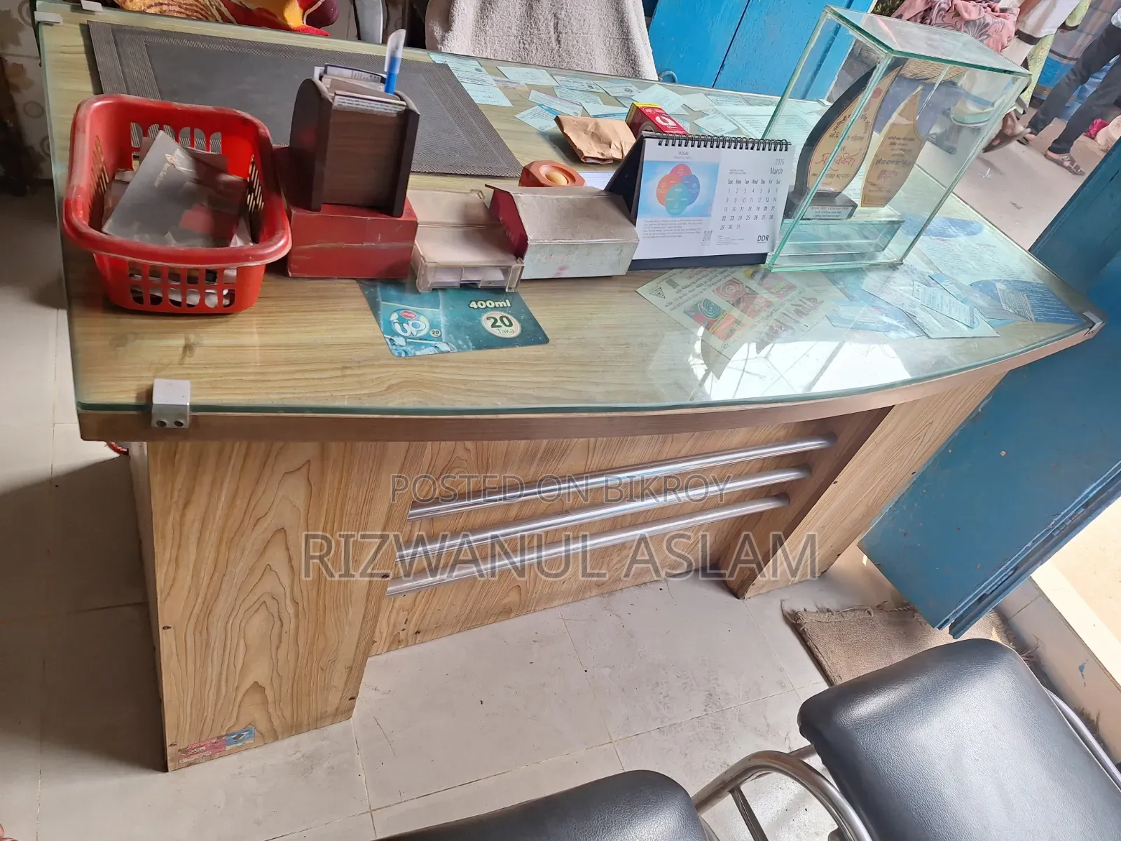 Executive Table With 10mm Round Glass