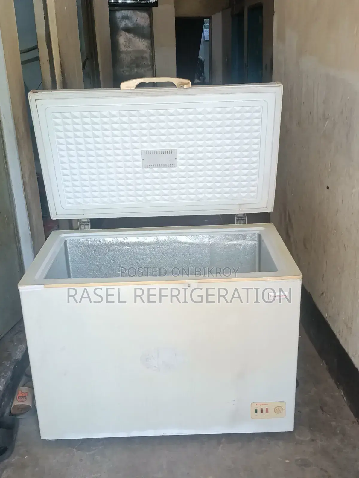 320-liter running Squire company deep fridge for sale.