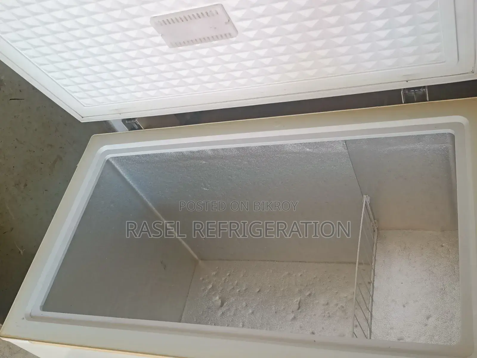 320-liter running Squire company deep fridge for sale.