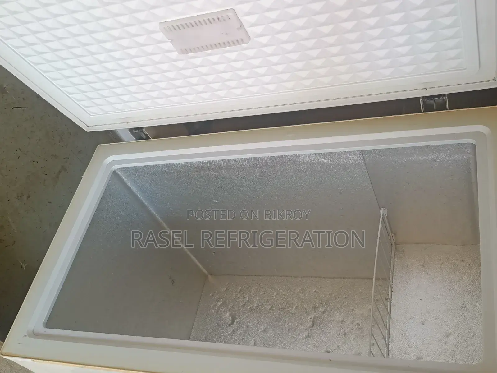 320-liter running Squire company deep fridge for sale.