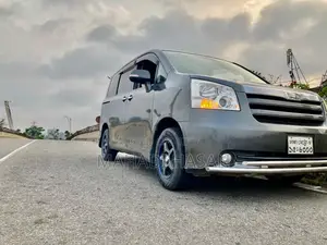 Toyota Noah 2.0 143hp AWD (8 Seater) 2009 Gray
