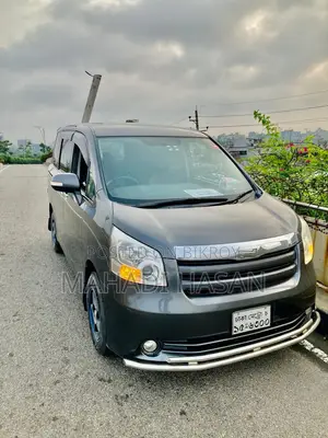Toyota Noah 2.0 143hp AWD (8 Seater) 2009 Gray