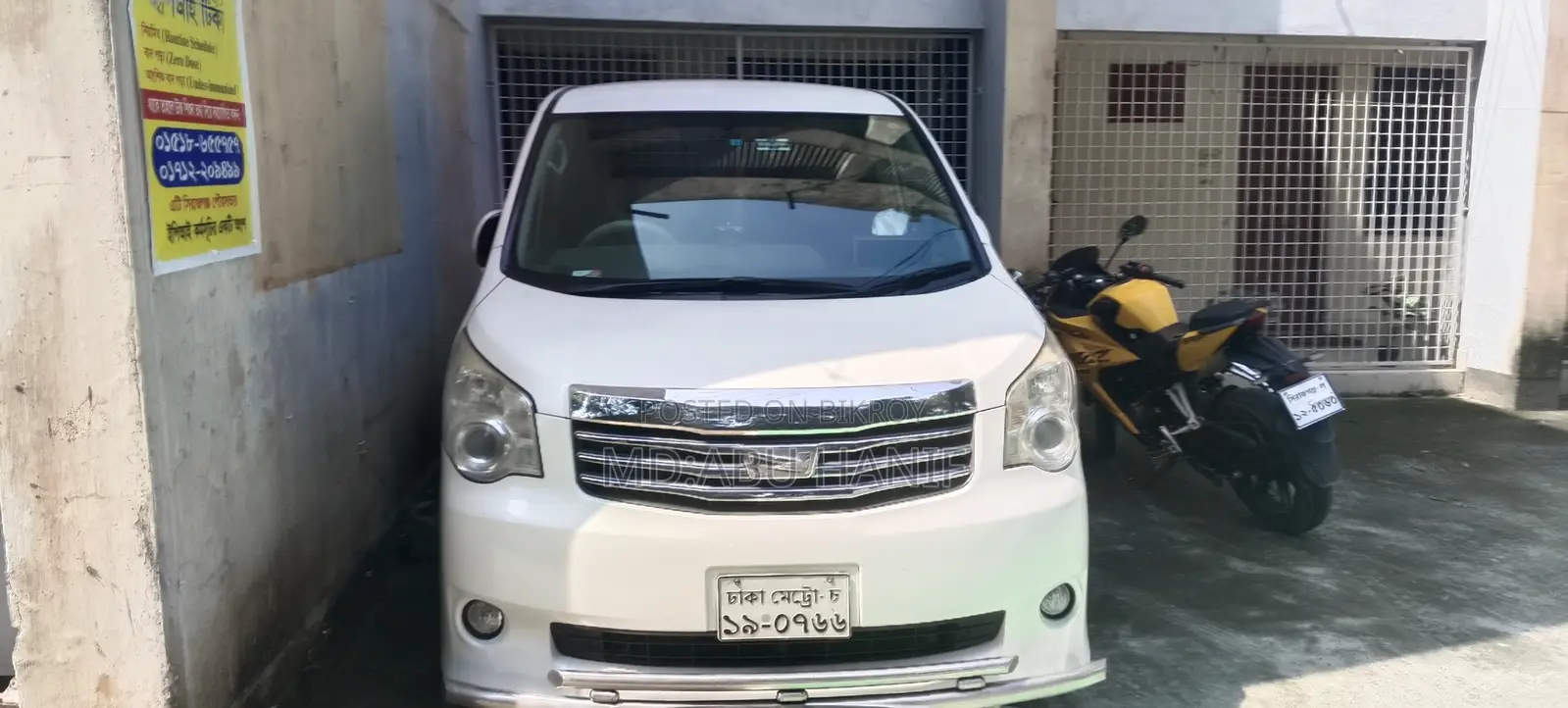 Toyota Noah 2.0 143hp AWD (7 Seater) 2011 White