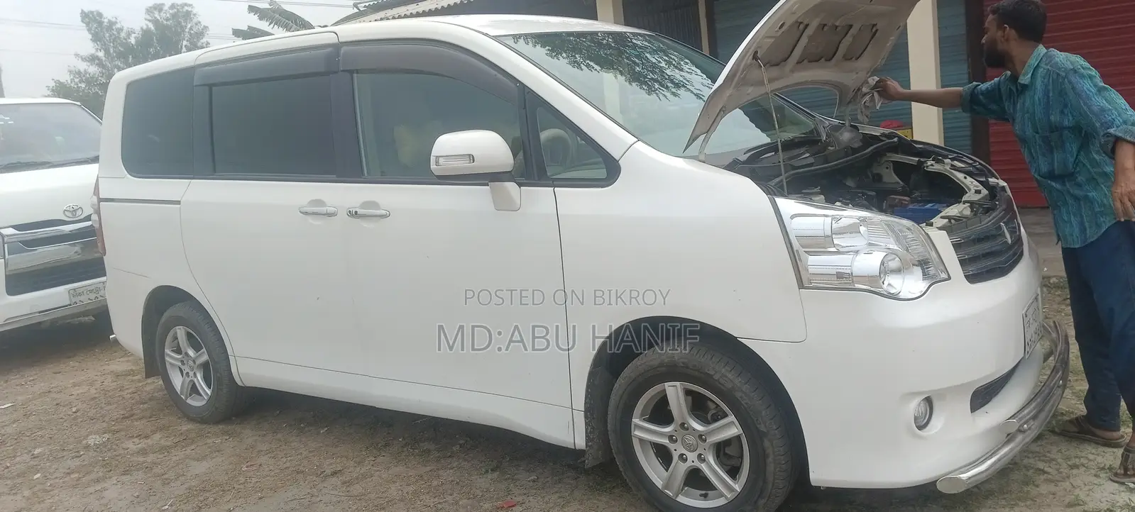 Toyota Noah 2.0 143hp AWD (7 Seater) 2011 White