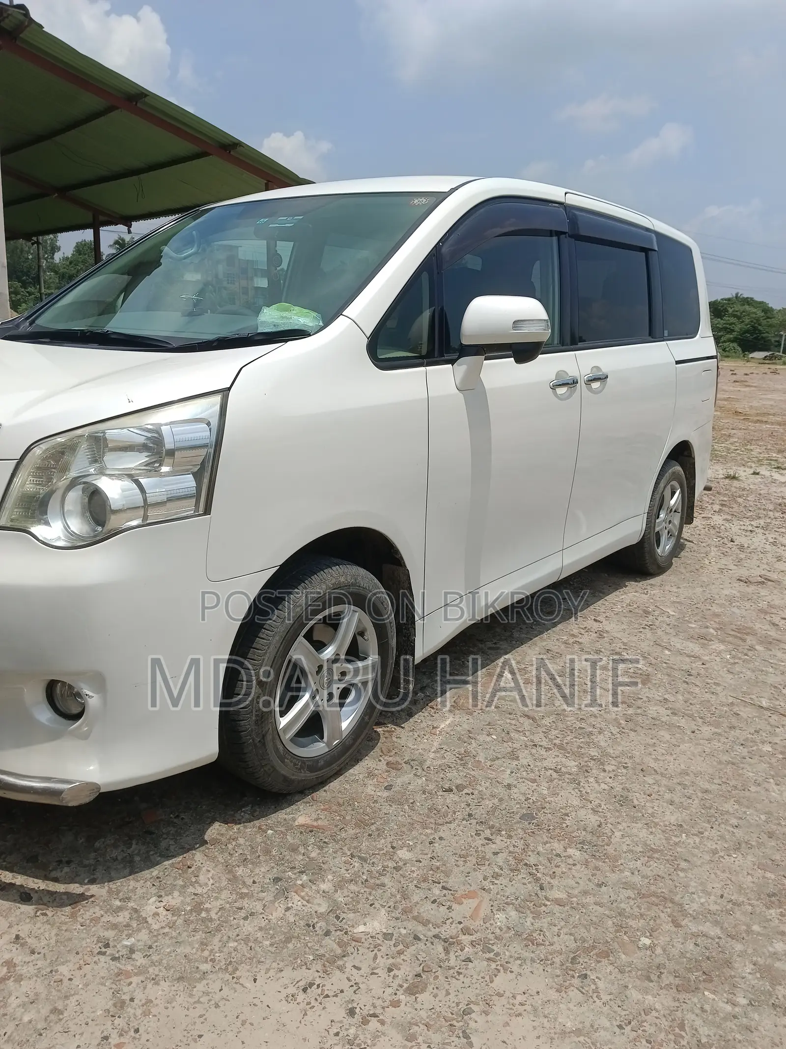 Toyota Noah 2.0 143hp AWD (7 Seater) 2011 White