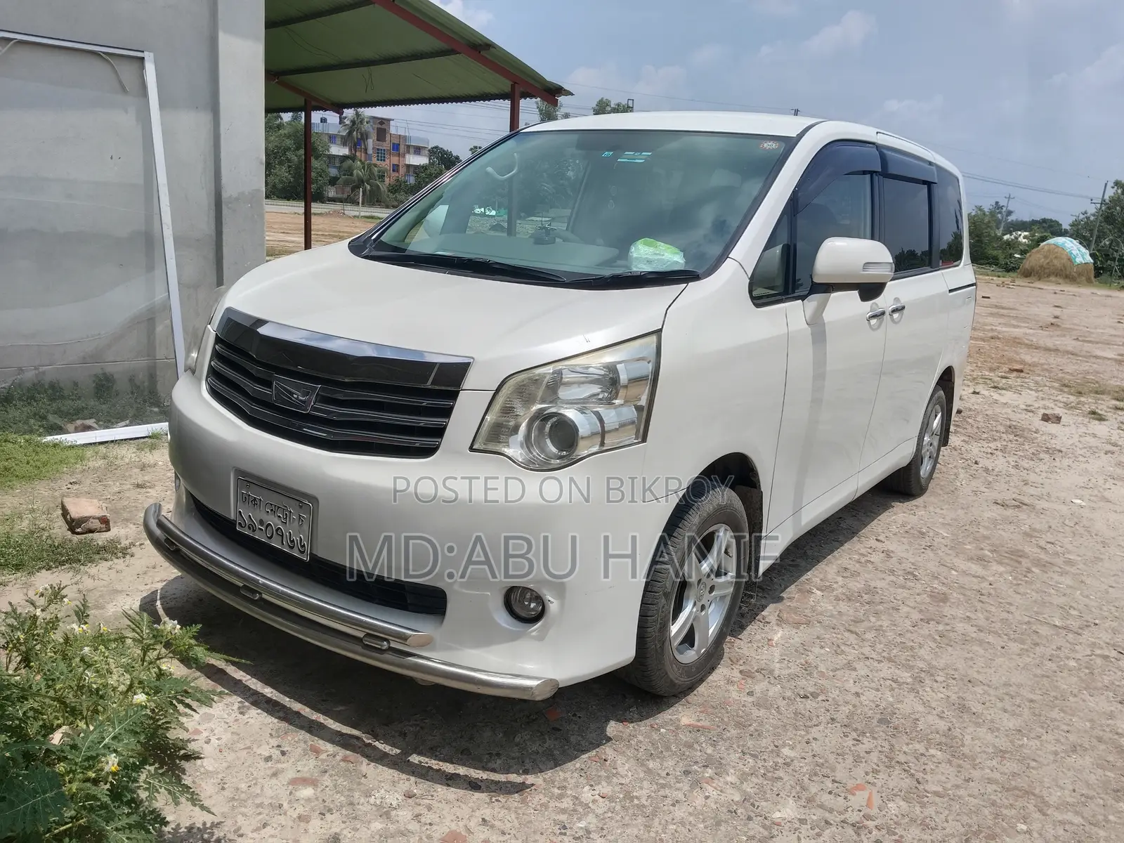 Toyota Noah 2.0 143hp AWD (7 Seater) 2011 White
