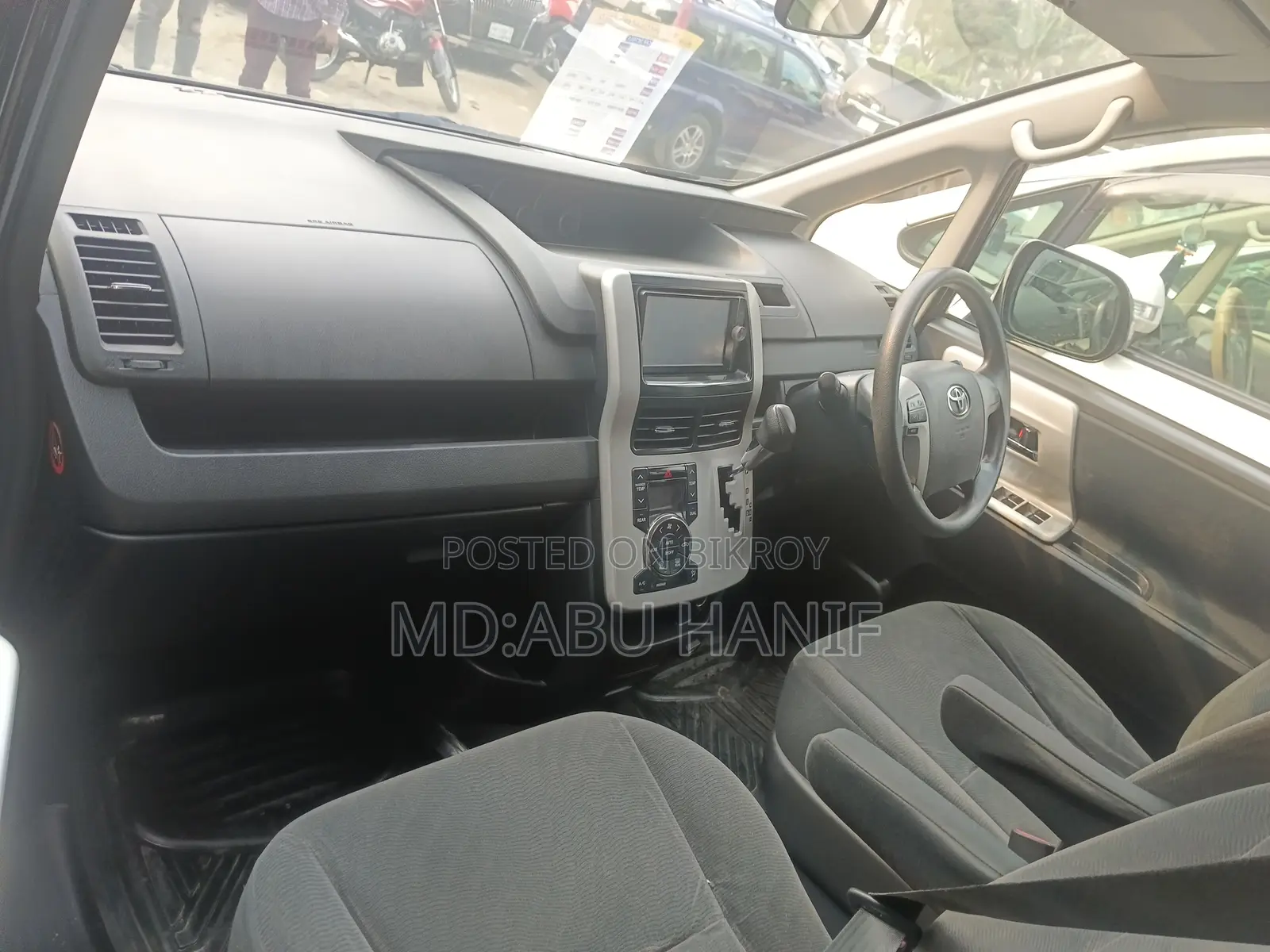 Toyota Noah 2.0 143hp AWD (7 Seater) 2011 White