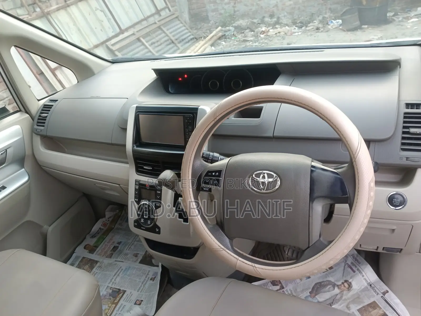 Toyota Noah 2.0 143hp AWD (7 Seater) 2011 White