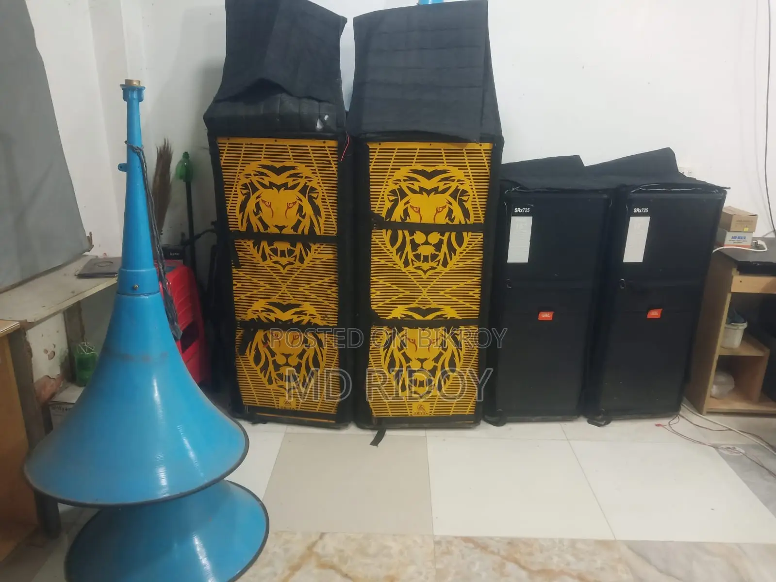 সাউন্ড বক্স বড় বক্স দুইটা ছোট বক্স তিনটা ও চারটা মাইক একটি মিকচার