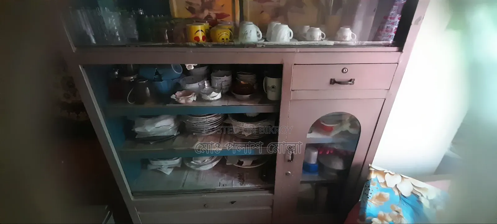 স্টিলের শোকেস বিক্রি করা হবে
