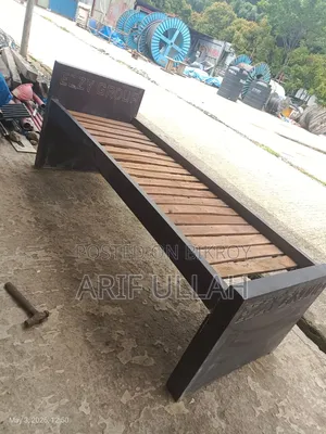 কাঠের সিঙ্গেল খাট। দৈর্ঘ্য ৭ ফুট, প্রস্থ ২.৫ ফুট