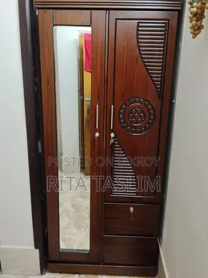 মাত্র ২ দিন ব্যবহৃত প্রিমিয়াম ক্যানাডিয়ান উড আলমারি বিক্রয় হবে।