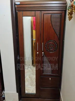 মাত্র ২ দিন ব্যবহৃত প্রিমিয়াম ক্যানাডিয়ান উড আলমারি বিক্রয় হবে।
