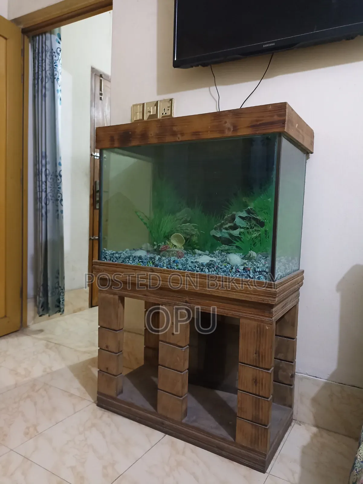 টেবিলসহ অ্যাকোয়ারিয়াম