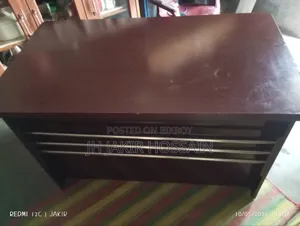 এক্সিকিউটিভ অফিস টেবিল। বিক্রয় করা হবে