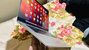 Laptop Apple MacBook Pro 2017 16GB Intel Core I7 SSHD+SSD 512GB