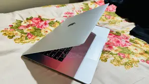Laptop Apple MacBook Pro 2017 16GB Intel Core I7 SSHD+SSD 512GB