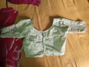 খুব কম দামে পোশাক বিক্রি