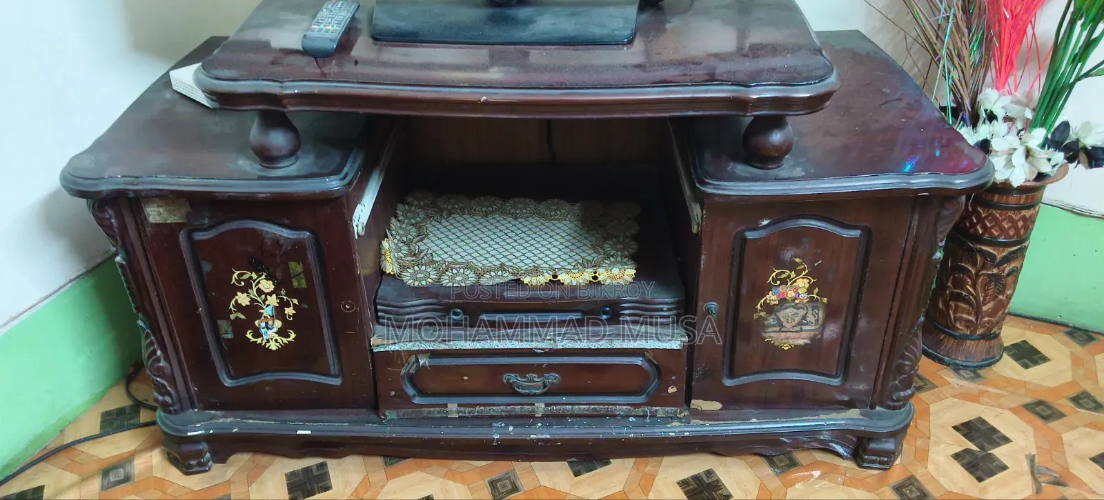 Wooden TV Cabinet/Stand
