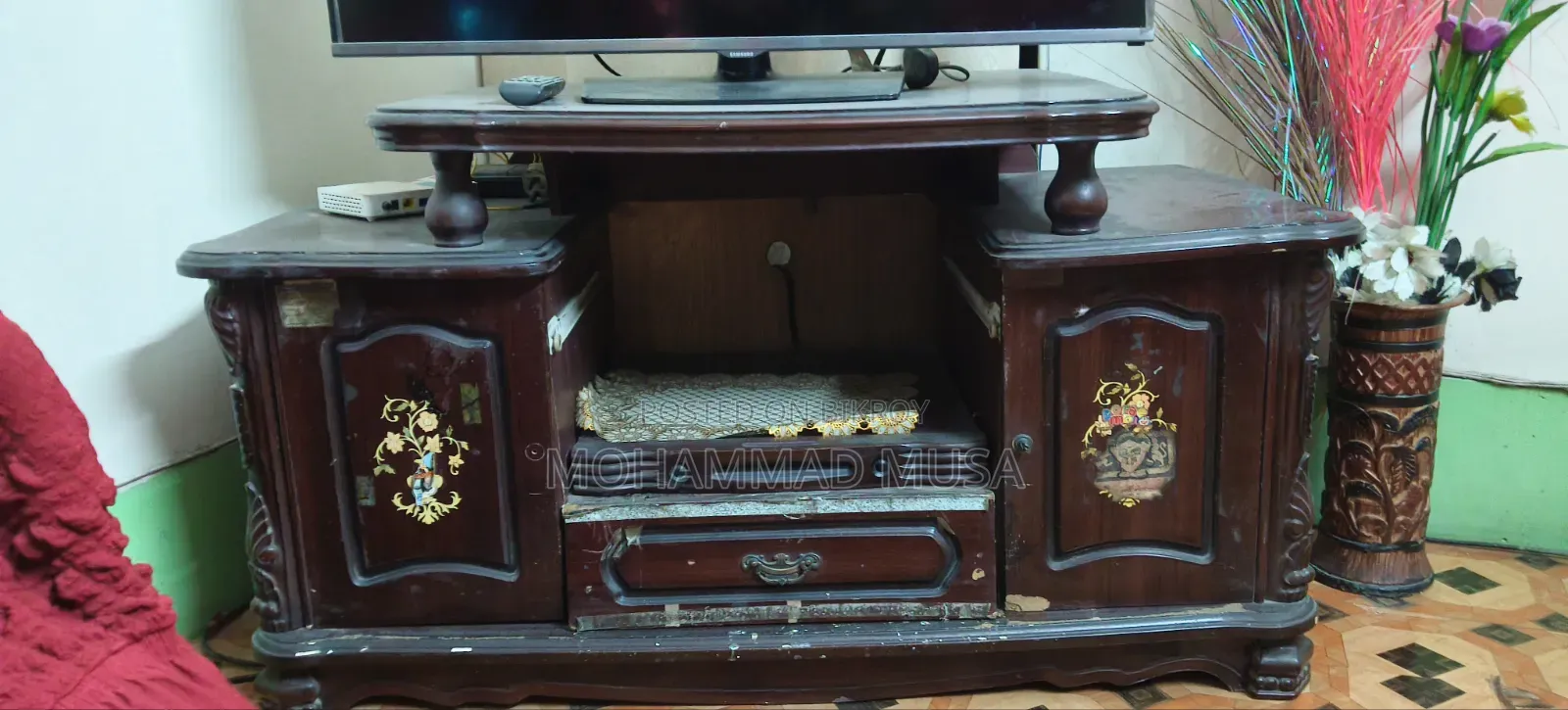 Wooden TV Cabinet/Stand