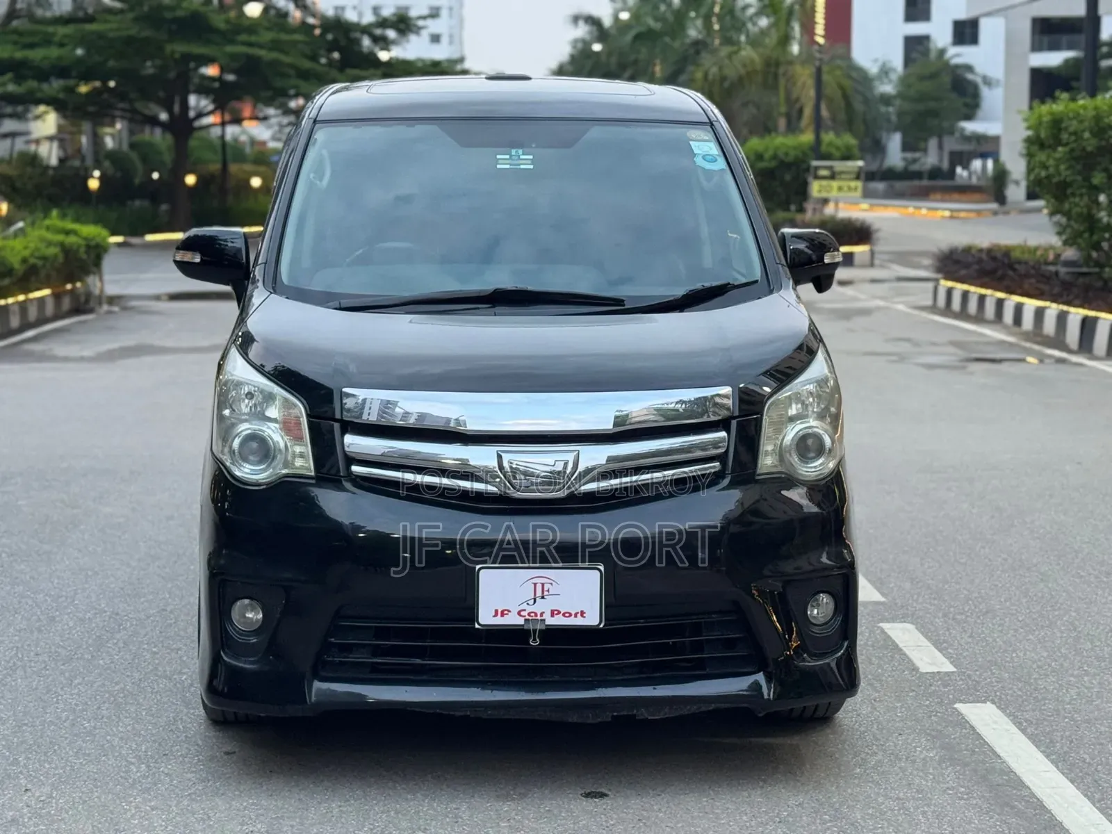 Toyota Noah 2.0 143hp AWD (8 Seater) 2011 Black