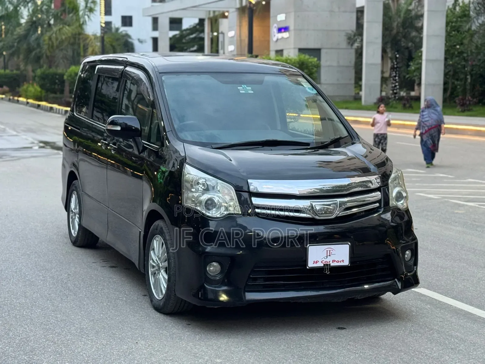 Toyota Noah 2.0 143hp AWD (8 Seater) 2011 Black