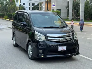 Toyota Noah 2.0 143hp AWD (8 Seater) 2011 Black