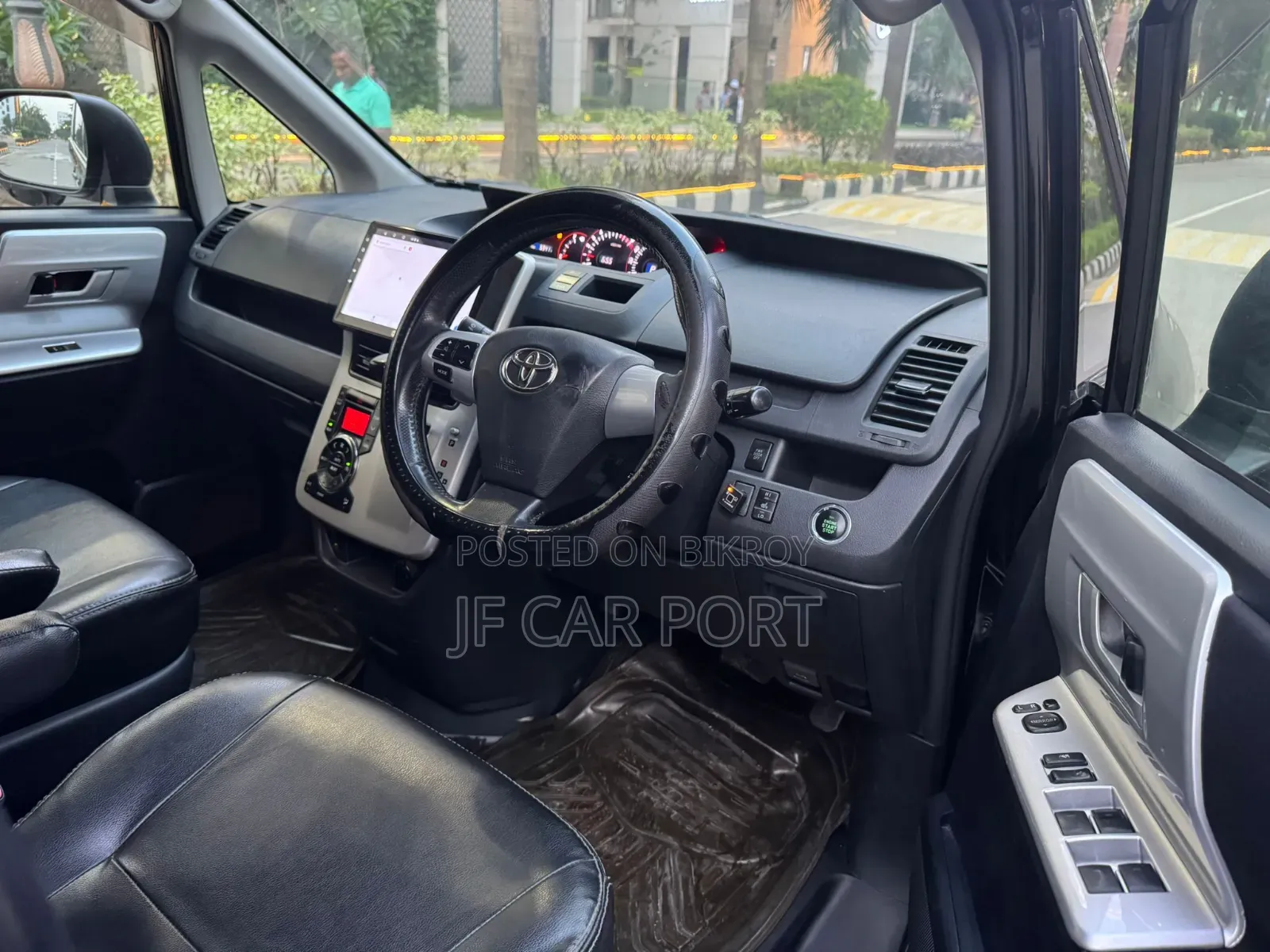 Toyota Noah 2.0 143hp AWD (8 Seater) 2011 Black