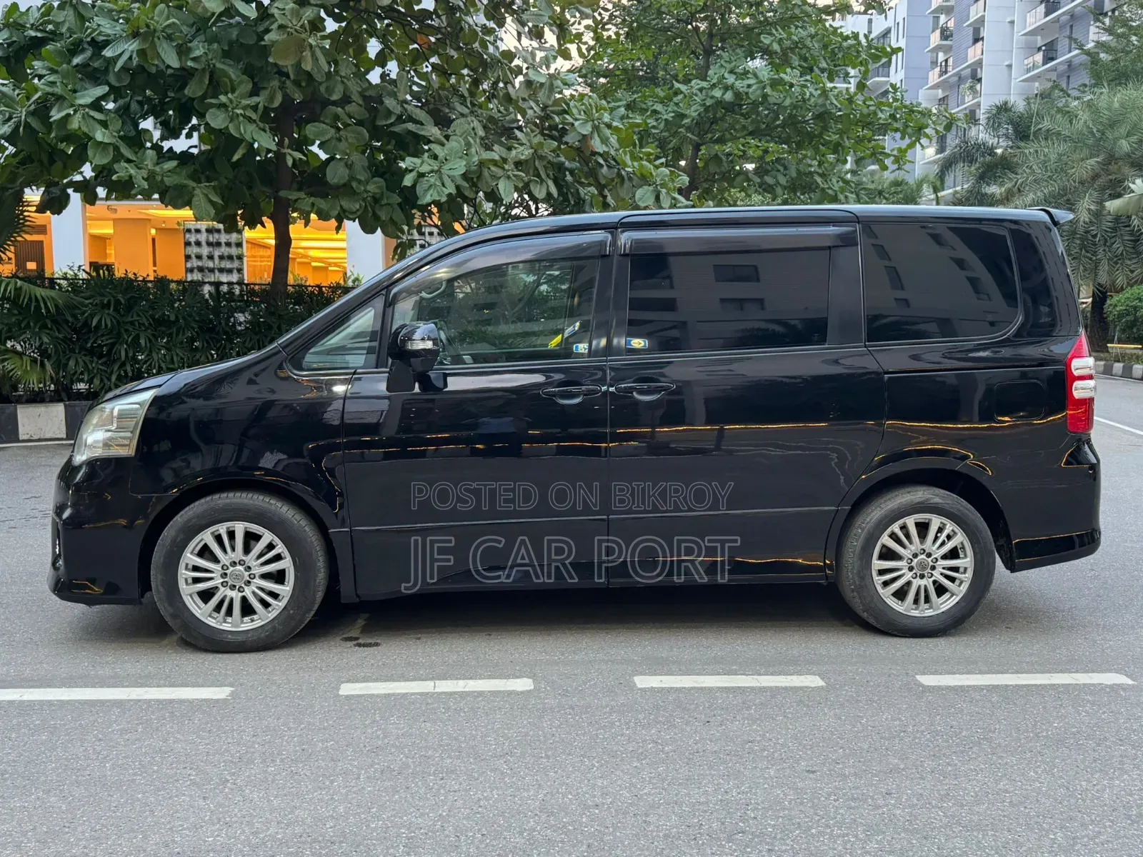 Toyota Noah 2.0 143hp AWD (8 Seater) 2011 Black
