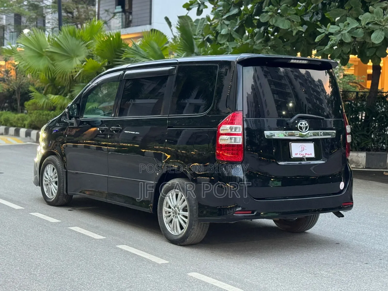Toyota Noah 2.0 143hp AWD (8 Seater) 2011 Black