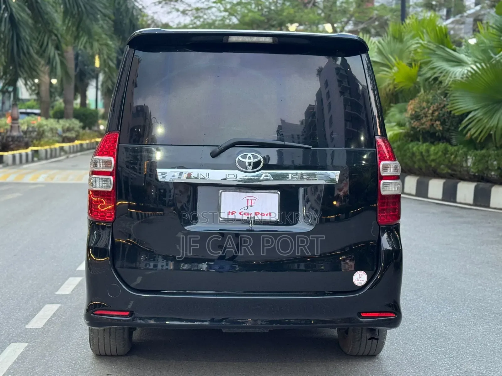 Toyota Noah 2.0 143hp AWD (8 Seater) 2011 Black