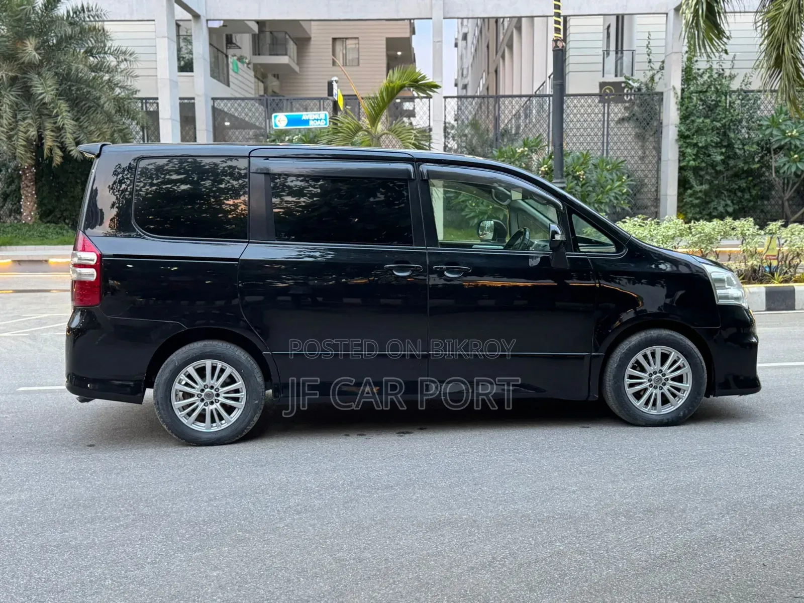 Toyota Noah 2.0 143hp AWD (8 Seater) 2011 Black