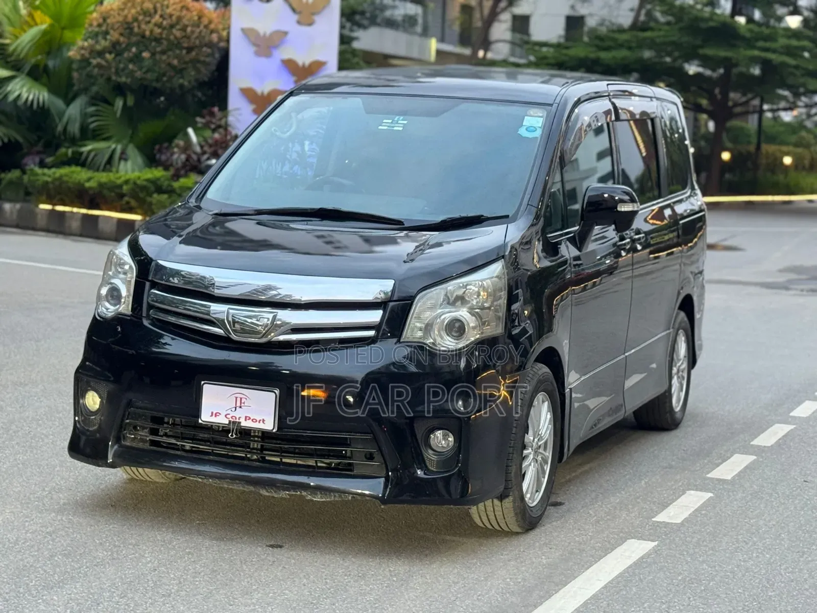 Toyota Noah 2.0 143hp AWD (8 Seater) 2011 Black