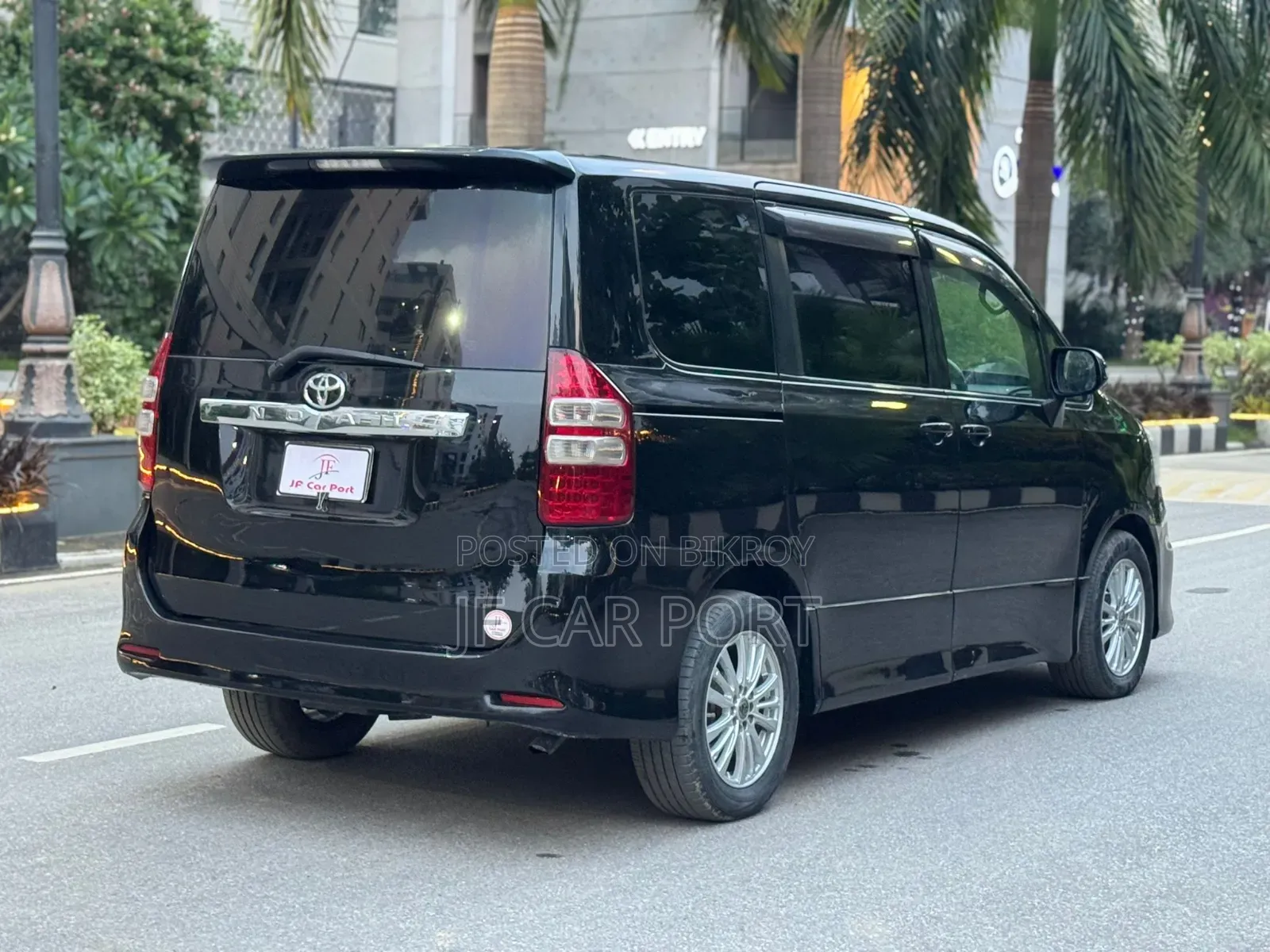 Toyota Noah 2.0 143hp AWD (8 Seater) 2011 Black