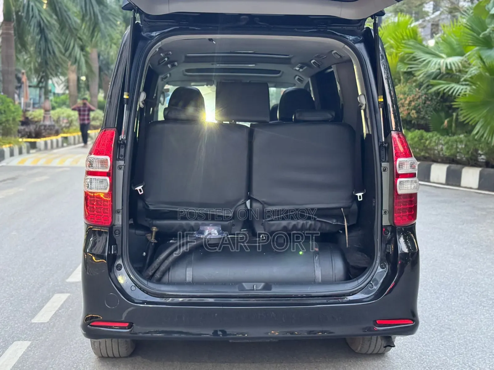 Toyota Noah 2.0 143hp AWD (8 Seater) 2011 Black