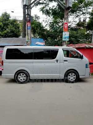 টয়োটা হাইএস ২০১২ সিলভার