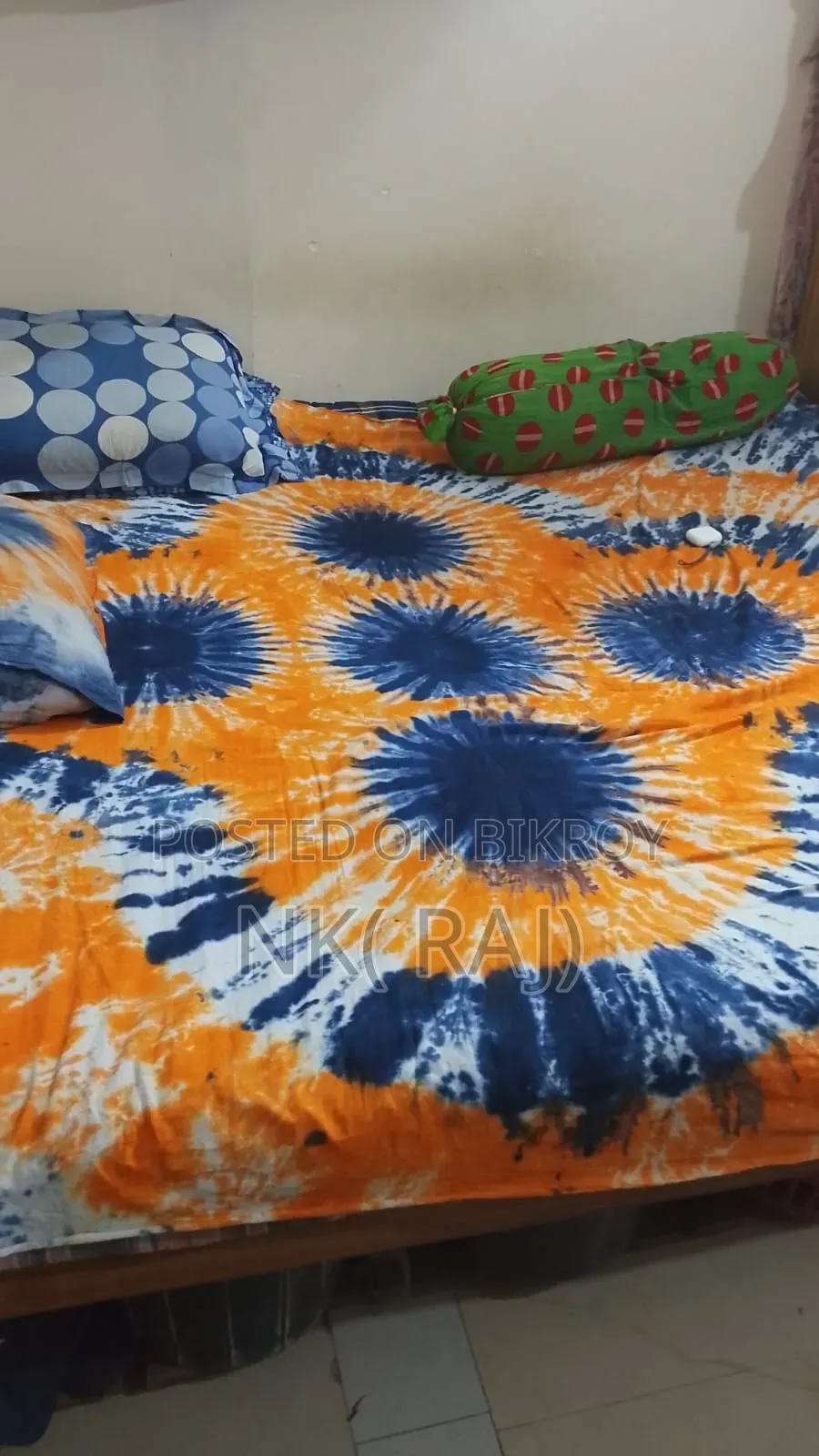 কাঠের বিছানা এবং অ্যাডজাস্টেবল বেড শিট