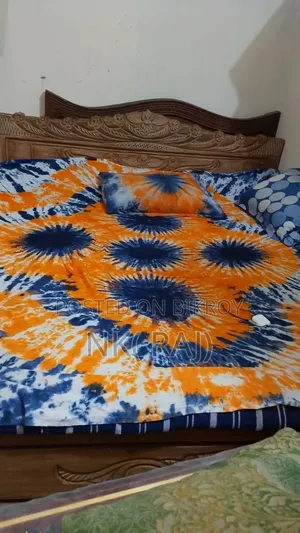 কাঠের বিছানা এবং অ্যাডজাস্টেবল বেড শিট