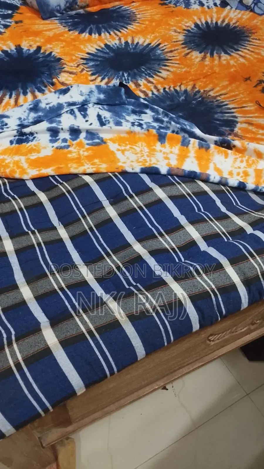 কাঠের বিছানা এবং অ্যাডজাস্টেবল বেড শিট