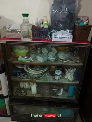 সম্পূর্ণ কাঠের একটি শোকেস