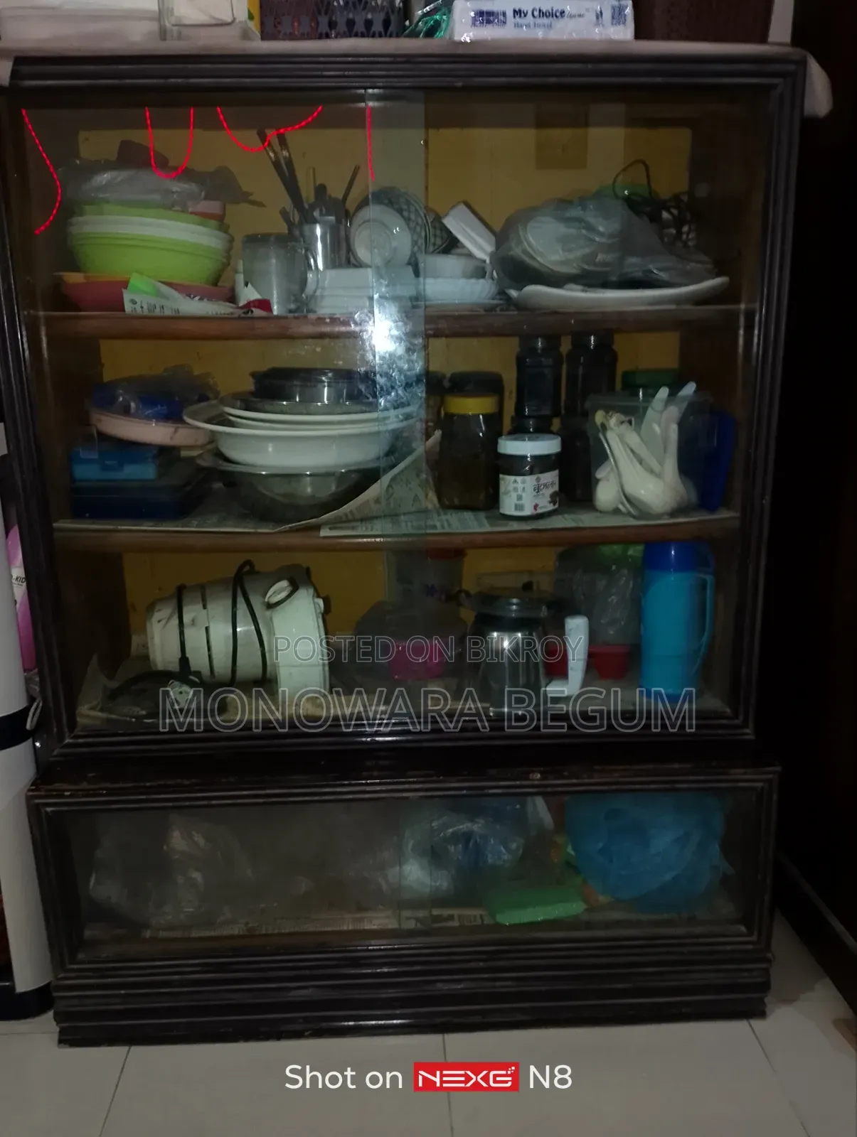 সম্পূর্ণ কাঠের একটি শোকেস