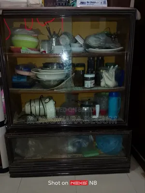 সম্পূর্ণ কাঠের একটি শোকেস