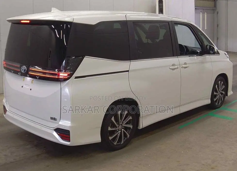 Toyota Voxy 2023 Pearl