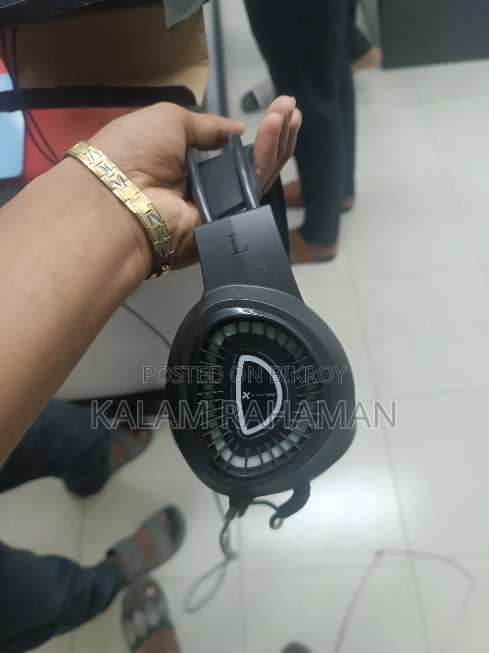৮টি হেডফোন