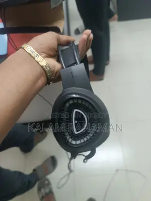 ৮টি হেডফোন